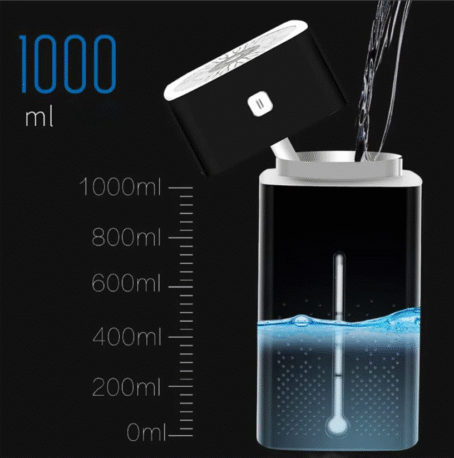 Wizualizacja nawilżacza powietrza z pojemnikiem o pojemności 1000 ml. Pokazano nalewanie wody do zbiornika oraz podziałkę wskazującą ilość wody w mililitrach.
