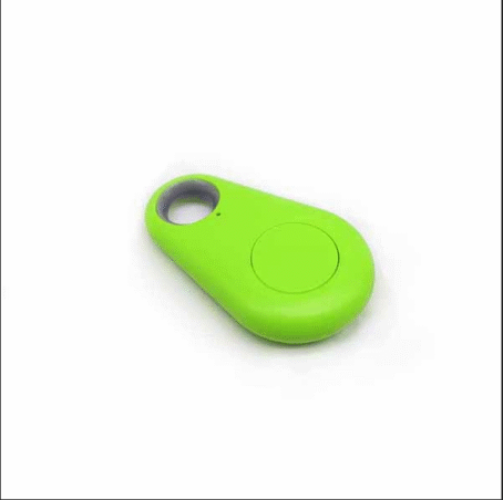 Zielony lokalizator Bluetooth do kluczy, w kształcie kropli, leżący na białym tle.
