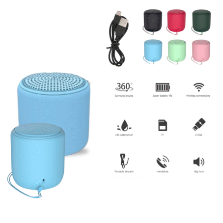 Kompaktowy, kolorowy bezprzewodowy głośnik Bluetooth z dźwiękiem 360°, dostępny w różnych kolorach. Na zdjęciu znajduje się kabel USB do ładowania oraz ikony podkreślające wodoodporność, długi czas pracy na baterii, połączenie bezprzewodowe, obsługę kart TF i USB, rozmowy w trybie głośnomówiącym oraz praktyczny sznurek do przenoszenia.