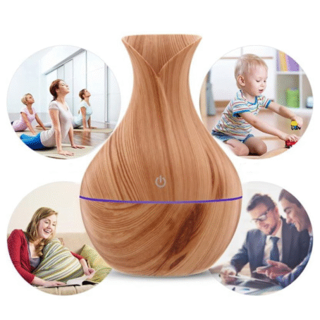 Na zdjęciu znajduje się elegancki dyfuzor zapachowy o wyglądzie imitującym drewno, w kształcie wazonu. Wokół produktu są pokazane osoby w różnych sytuacjach: kobiety ćwiczące jogę, dziecko bawiące się na podłodze, mama z dzieckiem na kanapie oraz dwóch mężczyzn w biurze. Dyfuzor przeznaczony jest do aromaterapii, poprawy jakości powietrza oraz relaksu.