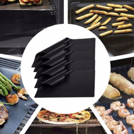 Zestaw nieprzywierających mat do grilla obok grilla z jedzeniem – mięso i warzywa grillowane na czarnej, wielorazowej macie, zapewniającej wygodne i czyste grillowanie na świeżym powietrzu.