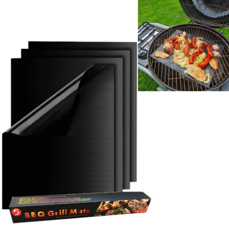 Zestaw czarnych, nieprzywierających mat do grilla oraz grill z jedzeniem – mięso i warzywa smażone na matowej podkładce, zapewniającej czyste i wygodne grillowanie na świeżym powietrzu.