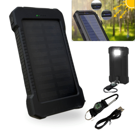 Powerbank solarny w czarnej obudowie, ładowany energią słoneczną, na tle lasu. W zestawie karabińczyk z kompasem i kabel USB. Z tyłu powerbanka znajduje się jasna latarka LED. W prawym górnym rogu grafika pokazująca panel słoneczny skierowany w stronę słońca.