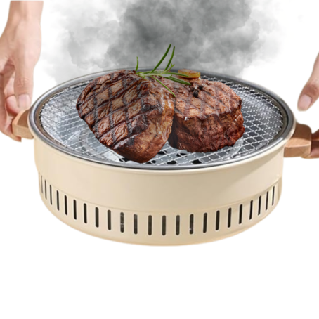Ręce trzymające okrągły, kremowy przenośny grill bezdymny z rusztem i soczystymi kawałkami grillowanego mięsa na wierzchu, widoczny unoszący się dym.